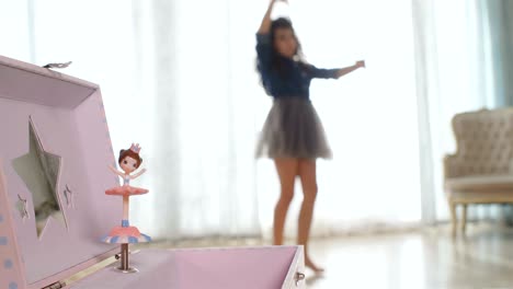 muziekdoos met dansende roterende ballerina voor, dansend meisje op de achterkant, 4k