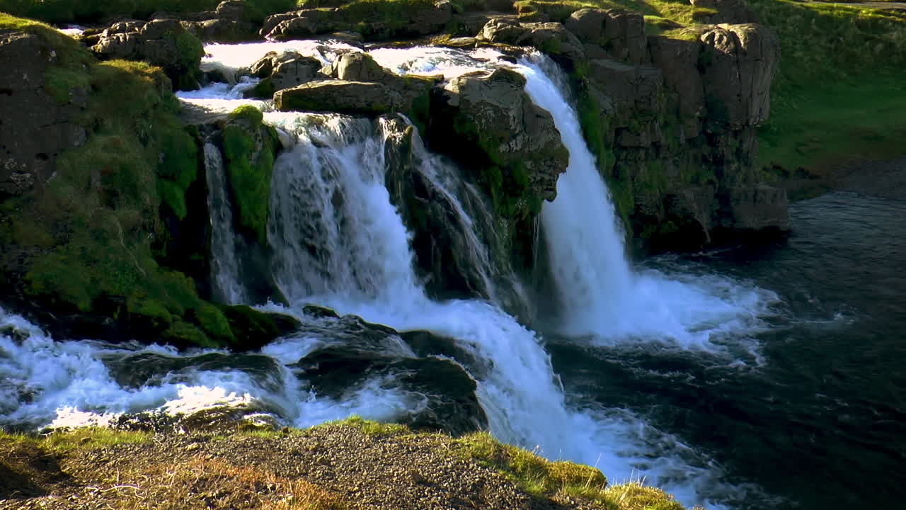İzlanda, Snaefellsnes yarımadasındaki Kirkjufell dağı yakınlarındaki Kirkjufellsfoss'un ağır çekim görüntüleri