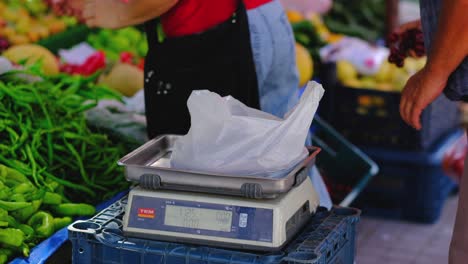 Gente-Comprando-Verduras-En-El-Mercado-De-Türkiye.