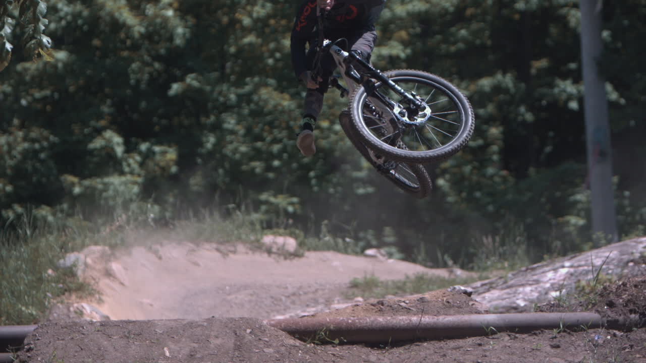 truco de ciclismo de montaña en cámara lenta de deportes extremos