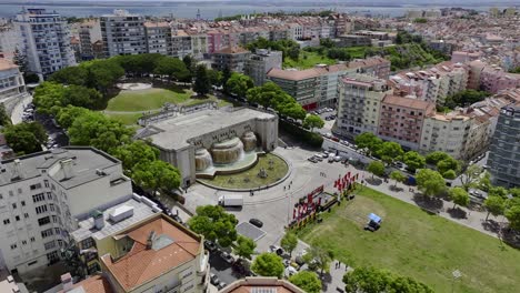 리스본의 알라메다 (alameda) 에 의해 폰테 데 루미노사 (fonte de luminosa) 의 드론 촬영
