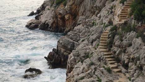escaleras de piedra en la roca hacia el mar