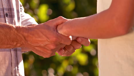 Couple-holding-hands-in-slow-motion