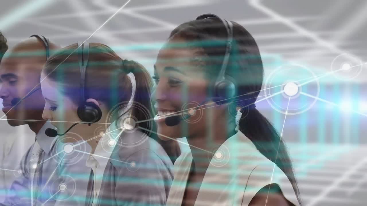 animación de la red de conexiones a través de personas de negocios que usan auriculares telefónicos