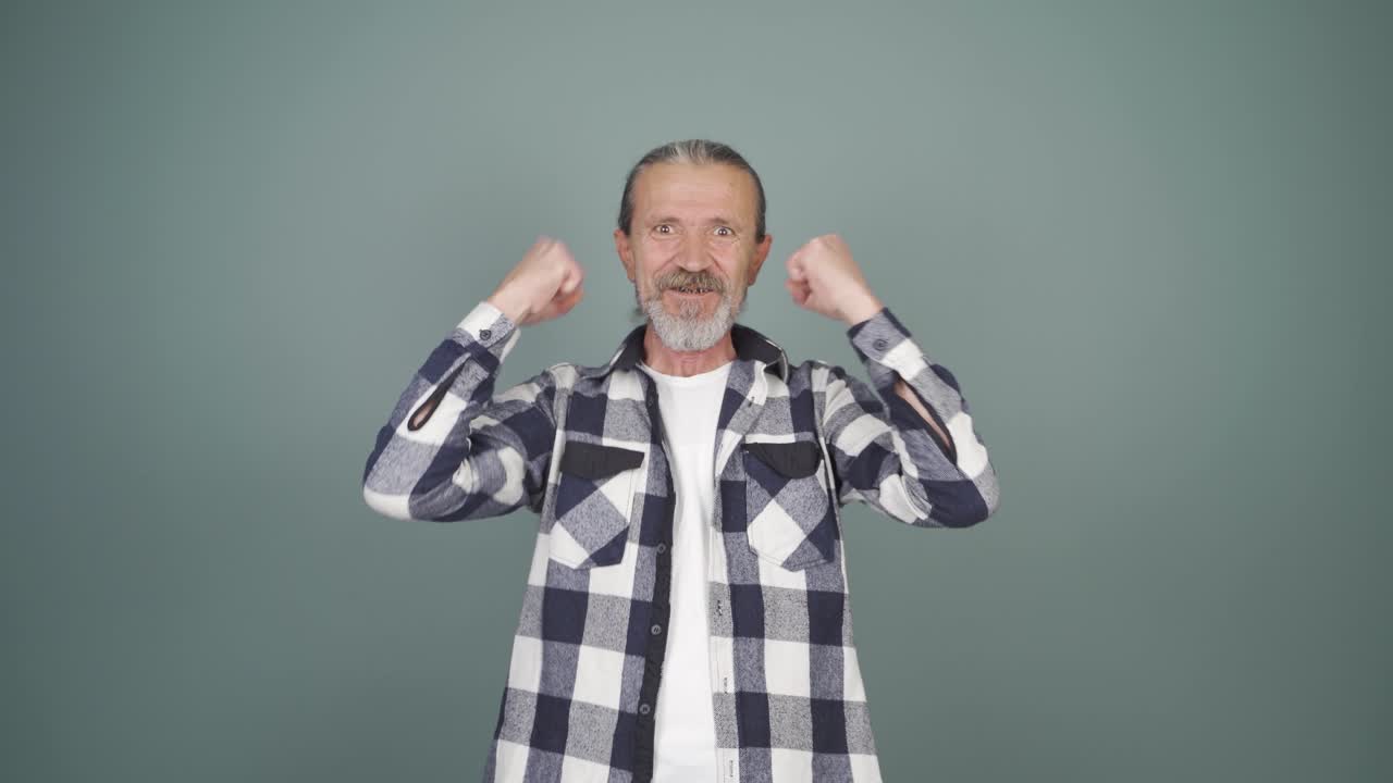 남자가 카메라에 흥분해서 박수를 치고 있습니다.