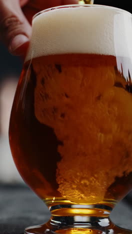 컵에 맥주를 부는 것