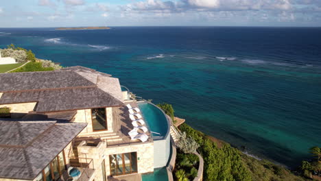 vista aérea de villas privadas de lujo en la ladera con piscina con impresionantes vistas al mar caribe, disparo de drones