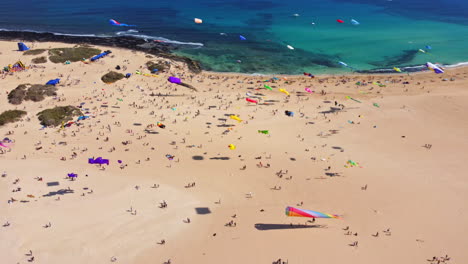 西班牙fest fuerteventura - 彗星節 - 土耳其海水和白海灘上的風<unk>,在加那利群島的無人機4k片段