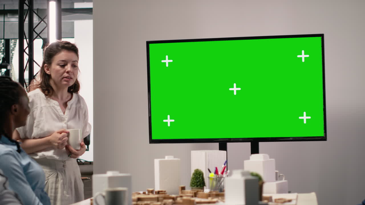 riunione d'affari con presentazione su schermo verde
