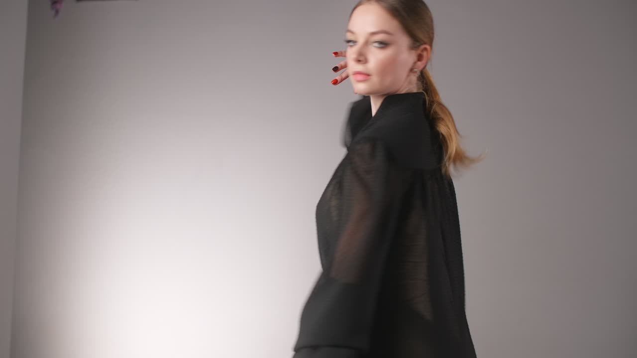 mujer elegante en vestido negro