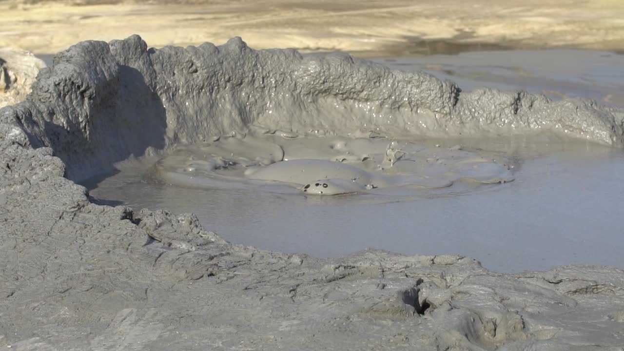 흥미로운 보기 진흙 화산 거품 끓는