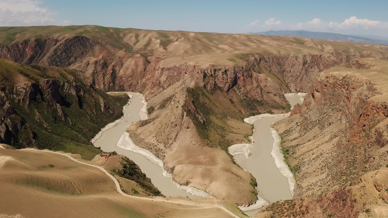 pastizales y ríos en un día soleado.