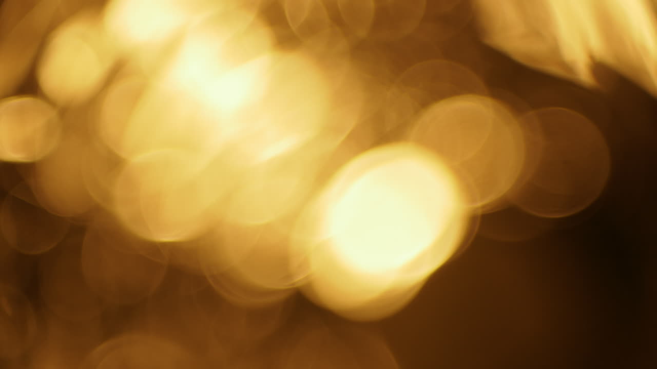 Cerchi di luce bokeh dorati astratti su sfondo scuro
