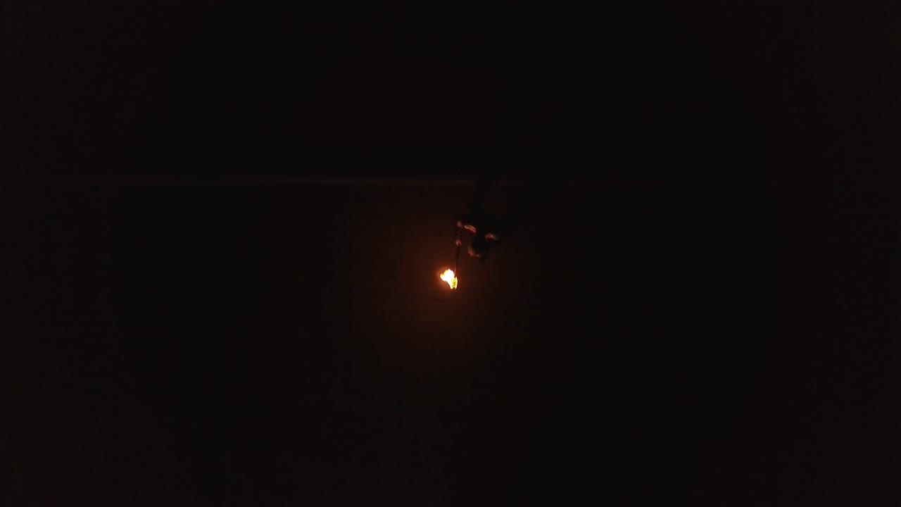 молодой блондин выдыхает большой поток огня, делая огненный шар