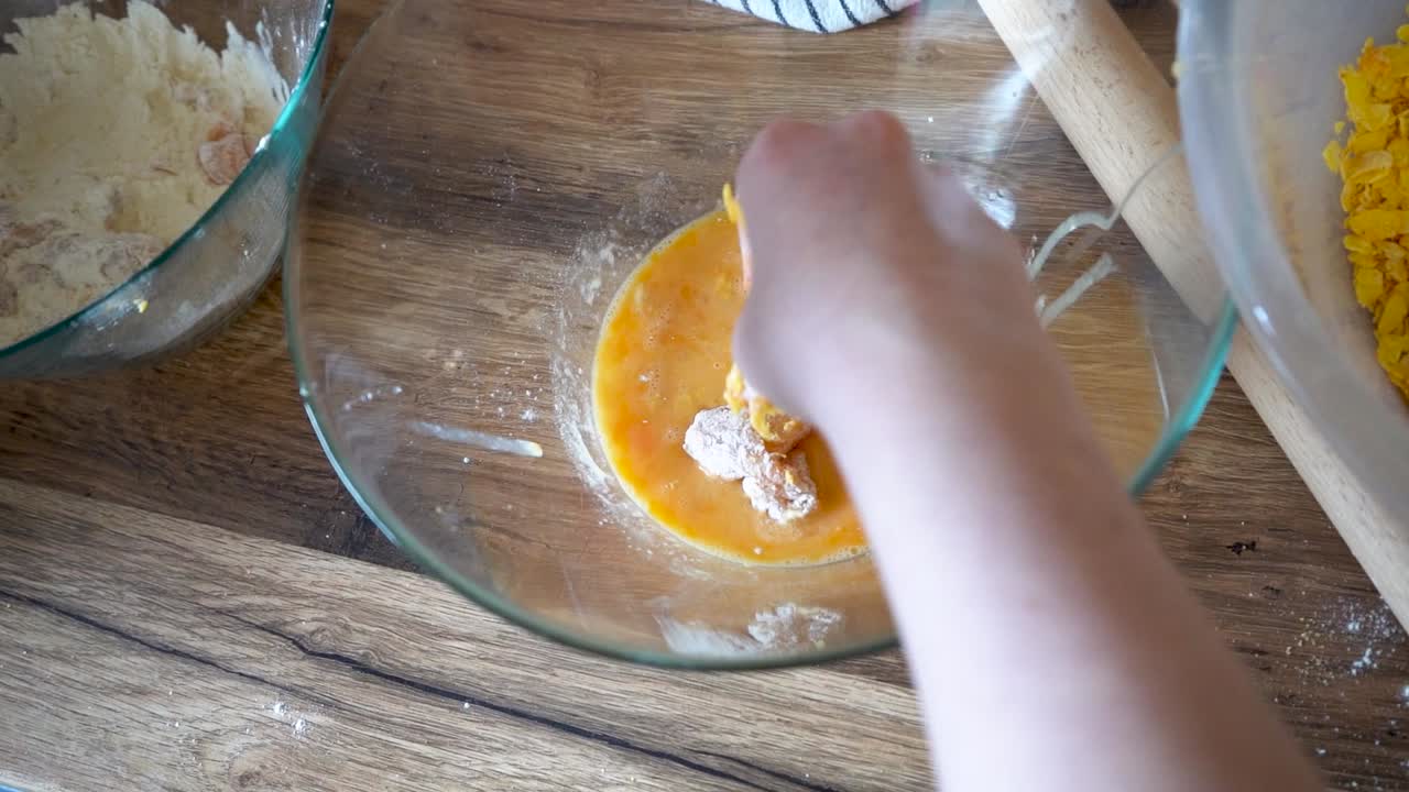 부엌 카운터에 여자 고기 빵가루 닭 가슴살