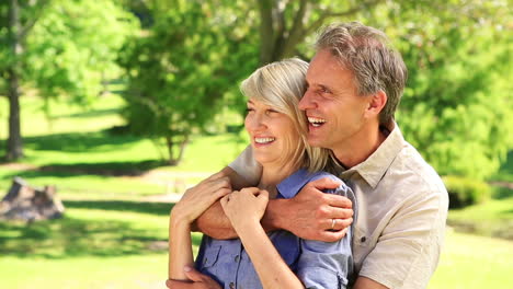 Happy-couple-embracing-in-the-park