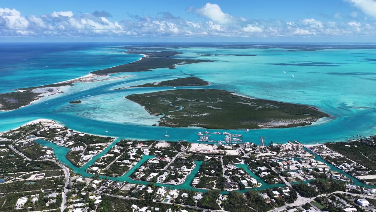 Panorama Turks a Caicos na Providenciales v zámořském území Turks a Caicos. Karibská pláž. Tropická krajina. Ohromující výškové budovy. Panorama Turks a Caicos na Providenciales.