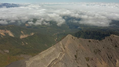 borde del cráter del volcán irazú en la majestuosa cordillera de costa rica, antena