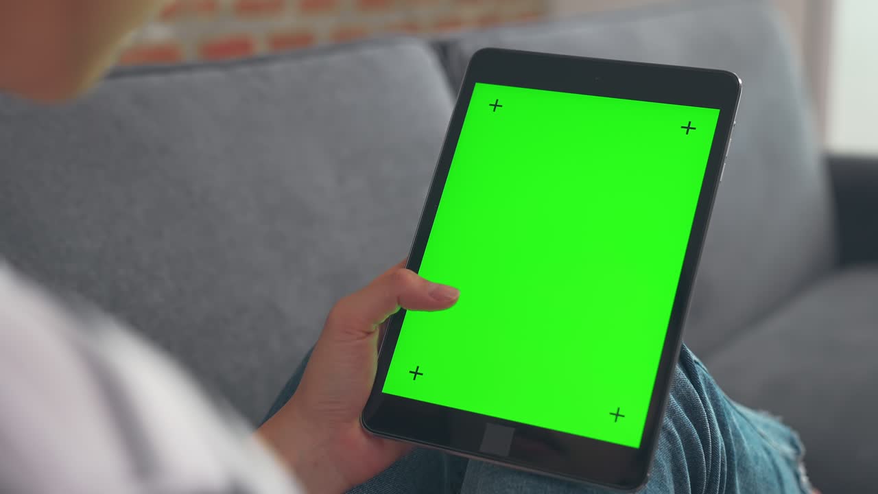 close up de mujer sosteniendo en las manos una tableta digital con pantalla verde para internet en línea, pantalla clave de croma para publicidad.