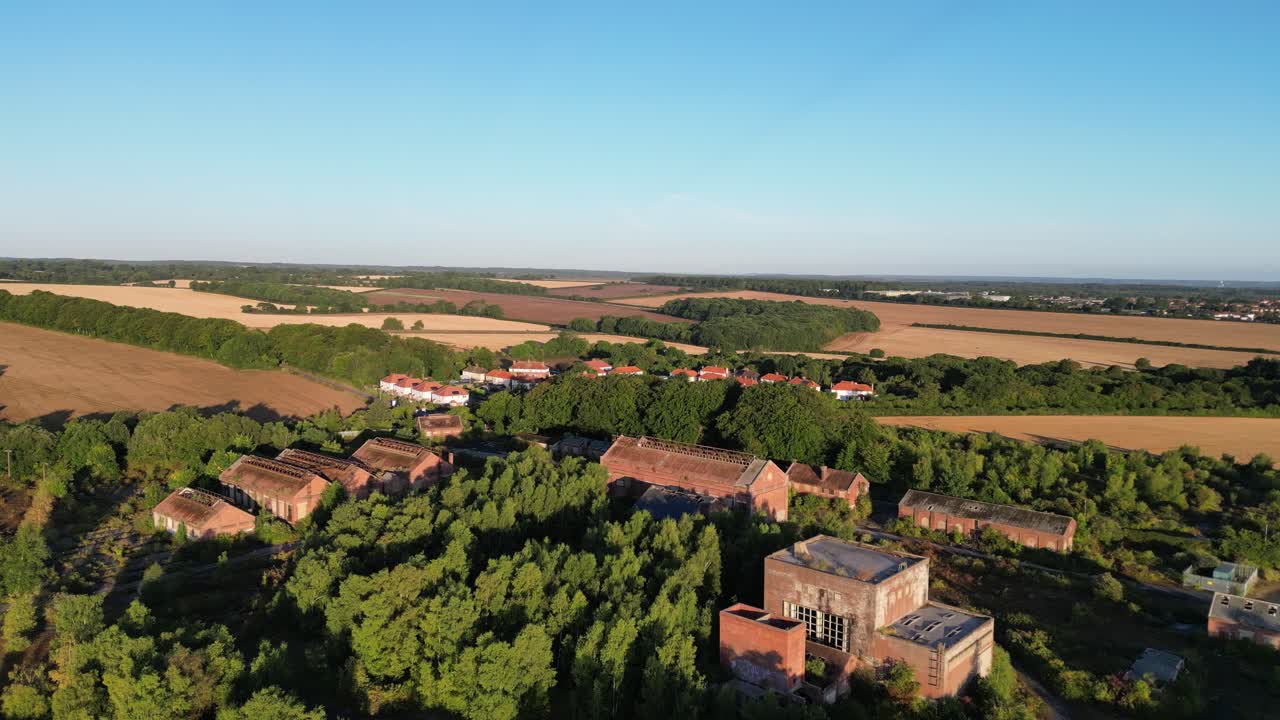 paso elevado desde edificios mineros de carbón abandonados hasta un pueblo