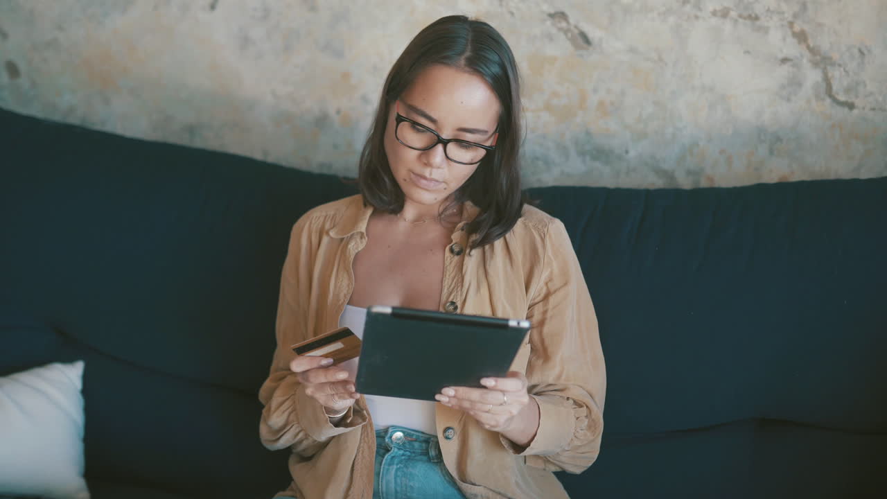 una mujer joven haciendo compras en línea con su tableta