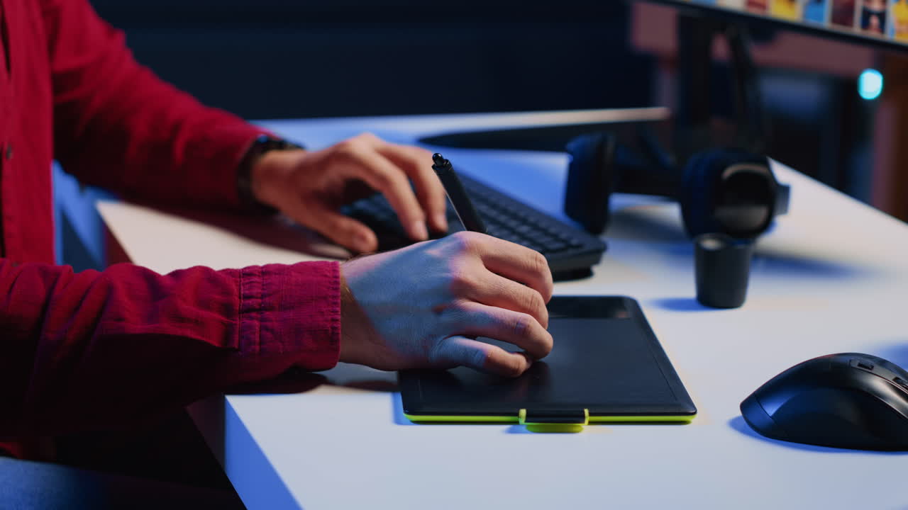 diseñador gráfico que utiliza un lápiz en una tableta gráfica con pantalla táctil para modificar imágenes, de cerca
