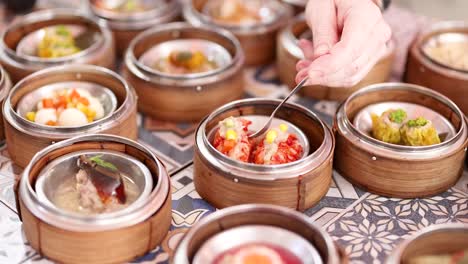 dim sum siendo servido por los vaporizadores de bambú