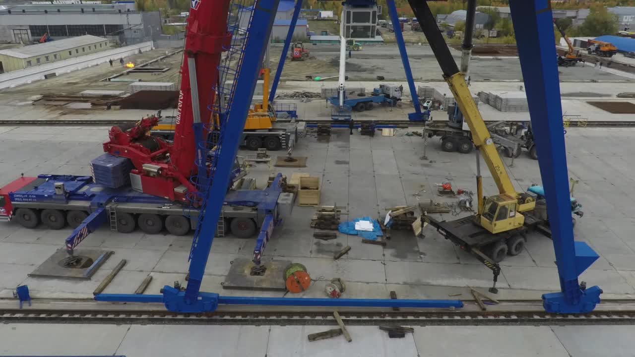 건설 현장에서 크레인 작업