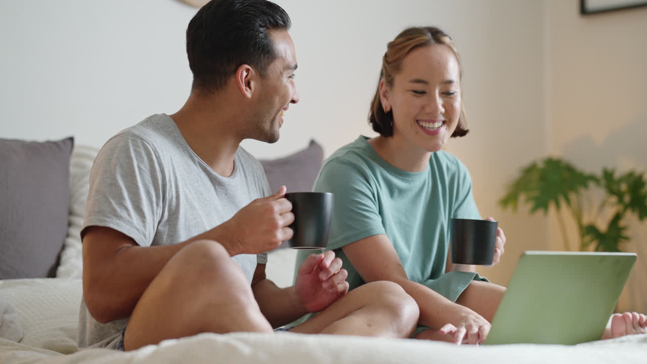 휴식을 취하고, 노트북을 가지고 침대에 있는 커플을 찾습니다.
