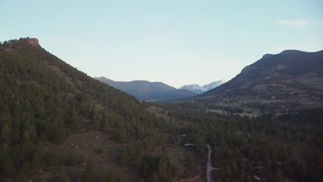 Vista-Aérea-Del-Valle-Debajo-De-La-Montaña-Eagle-Cliff,-Estes-Park,-Colorado