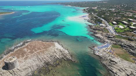 isla de la pelosa, torre y playa de arena blanca en cerdeña, italia - inclinación aérea de 4k hacia abajo