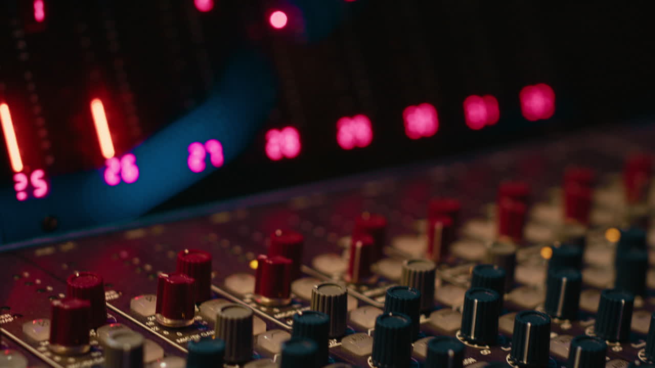 컨트롤 데스크 서 및 오디오 녹음 소프트웨어를 갖춘 빈 전문 스튜디오