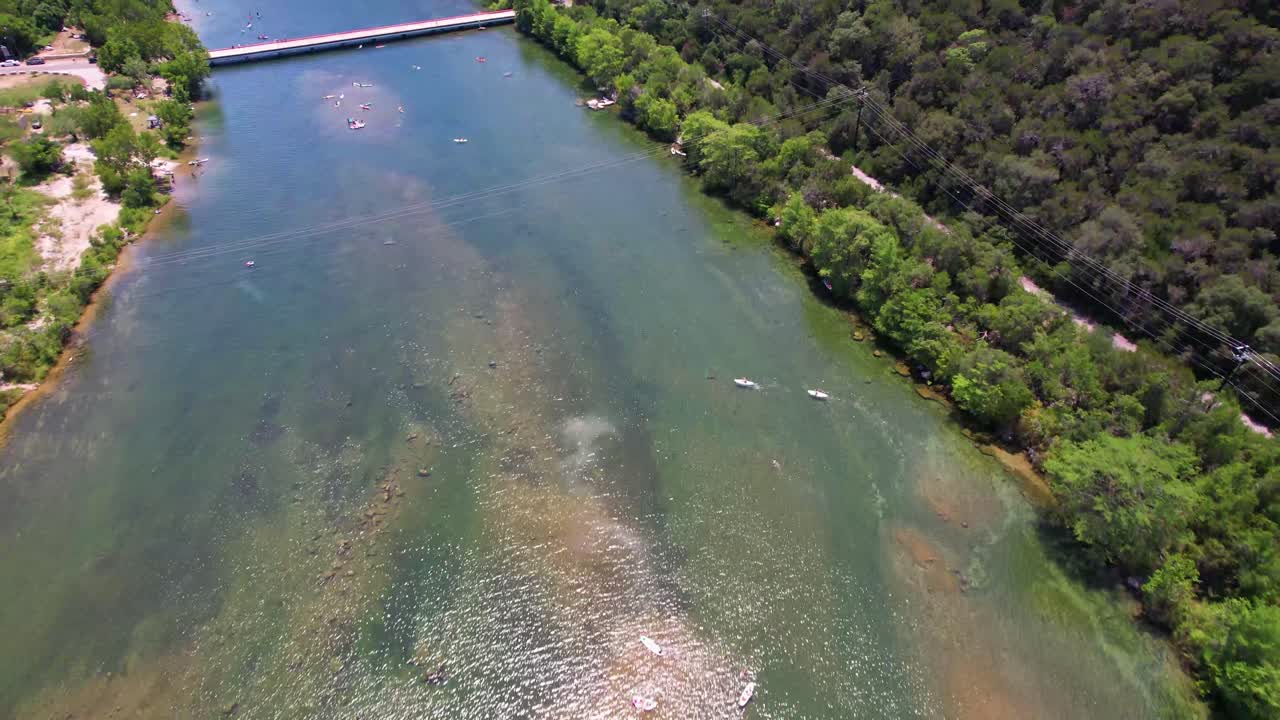 imágenes aéreas de personas en el río colorado cerca del parque jessica hollis en austin, texas.