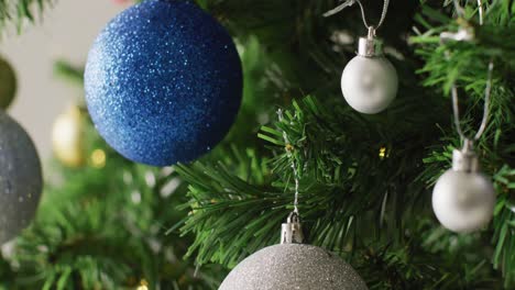 Primer-Plano-De-Bolas-Navideñas-Y-Adornos-En-El-árbol-De-Navidad-Verde.