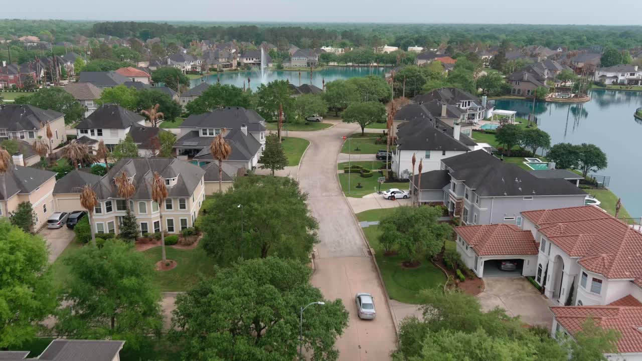 Widok z lotu ptaka na zamożne domy w Houston w Teksasie