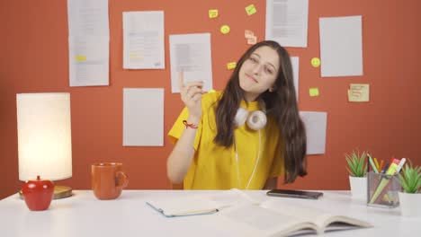 una niña alegre bailando en casa y sintiéndose feliz.