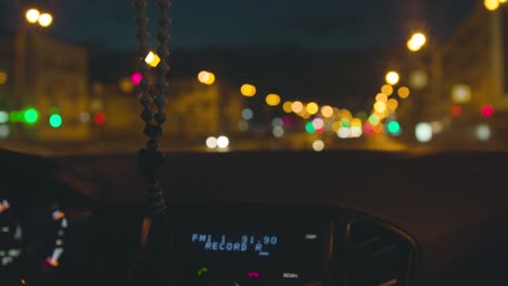 conducción nocturna vista de la ciudad