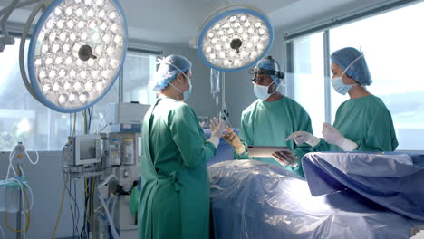 diversas mujeres y hombres cirujanos con máscaras discutiendo durante la operación, espacio de copia, cámara lenta