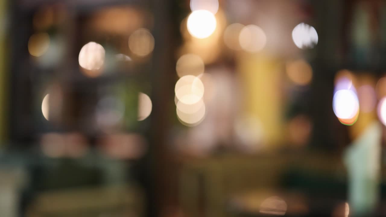 추상적인 비디오는 밤에 흐릿한 도시 조명을 포착하여 부드러운 초점과 따뜻한 톤으로 꿈 같은 분위기를 만들어니다.