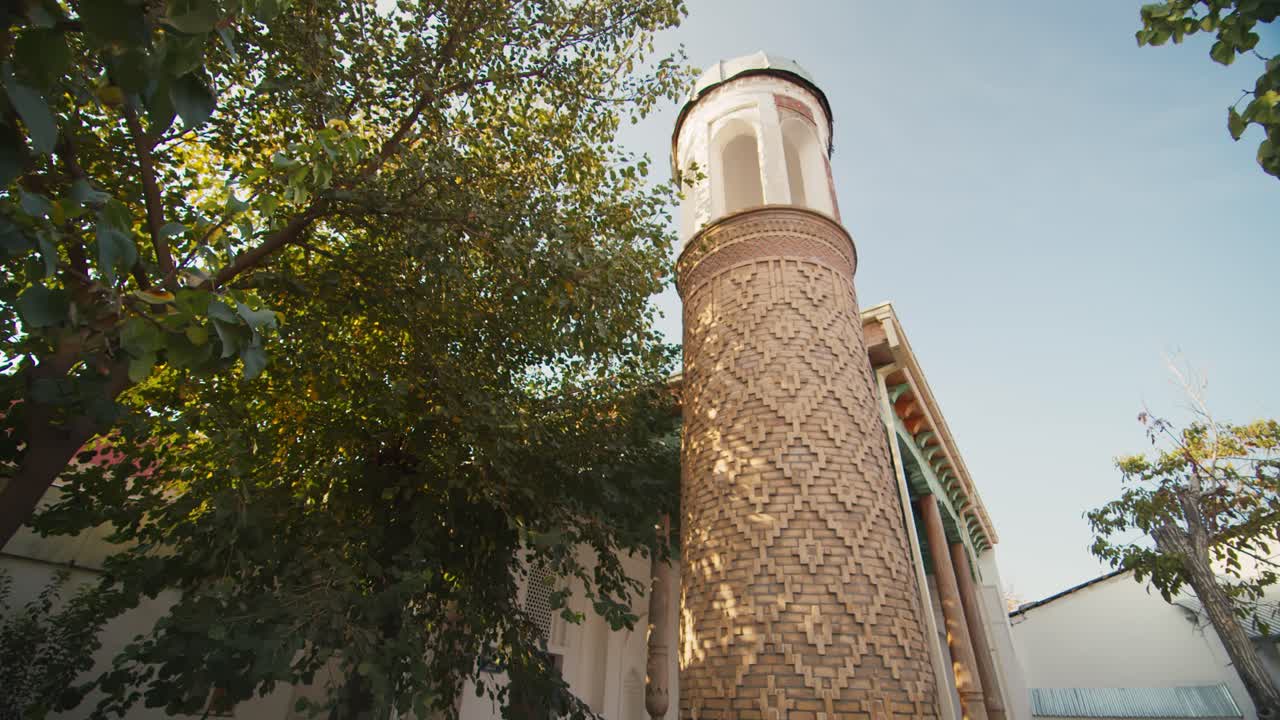 mezquita acogedora de samarcanda en el casco antiguo con torre de minarete uzbekistán 9 de 10