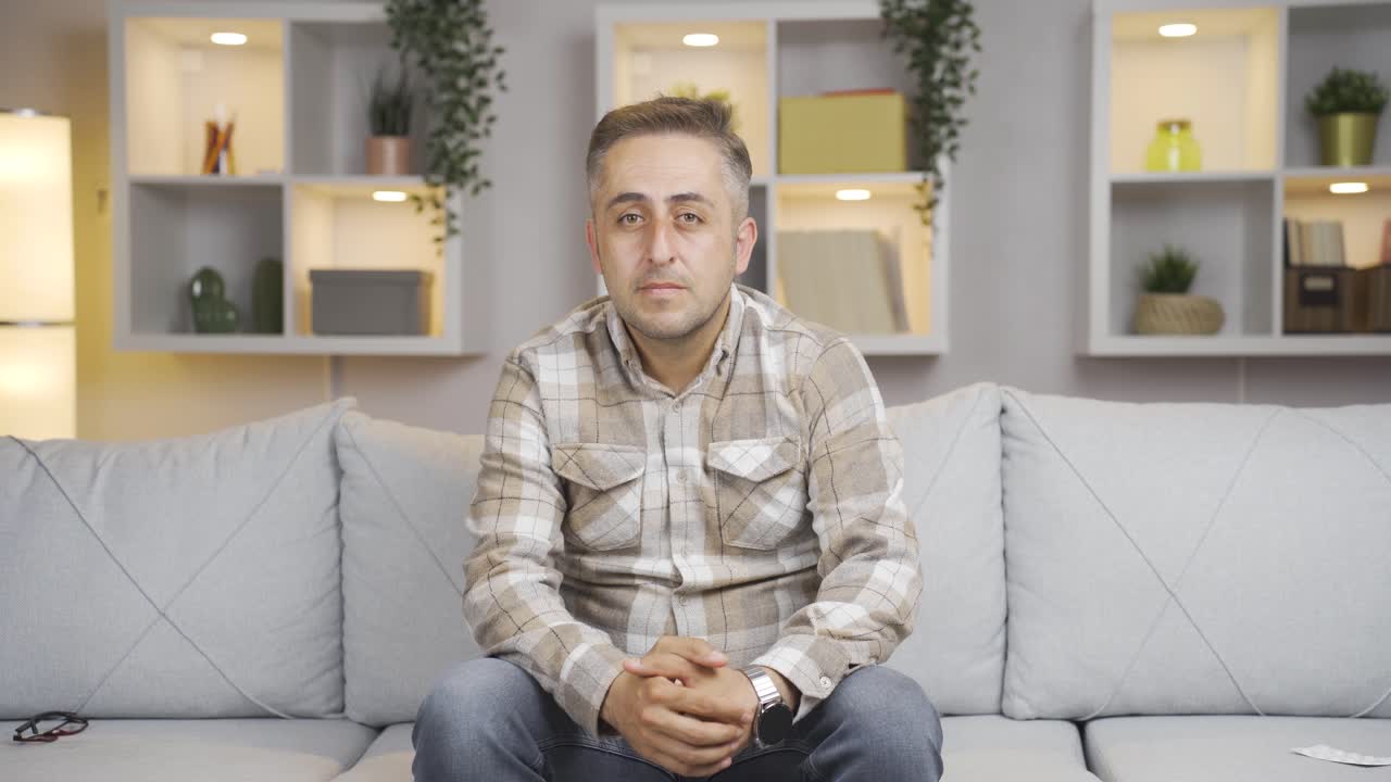 hombre asintiendo con la cabeza de manera positiva.