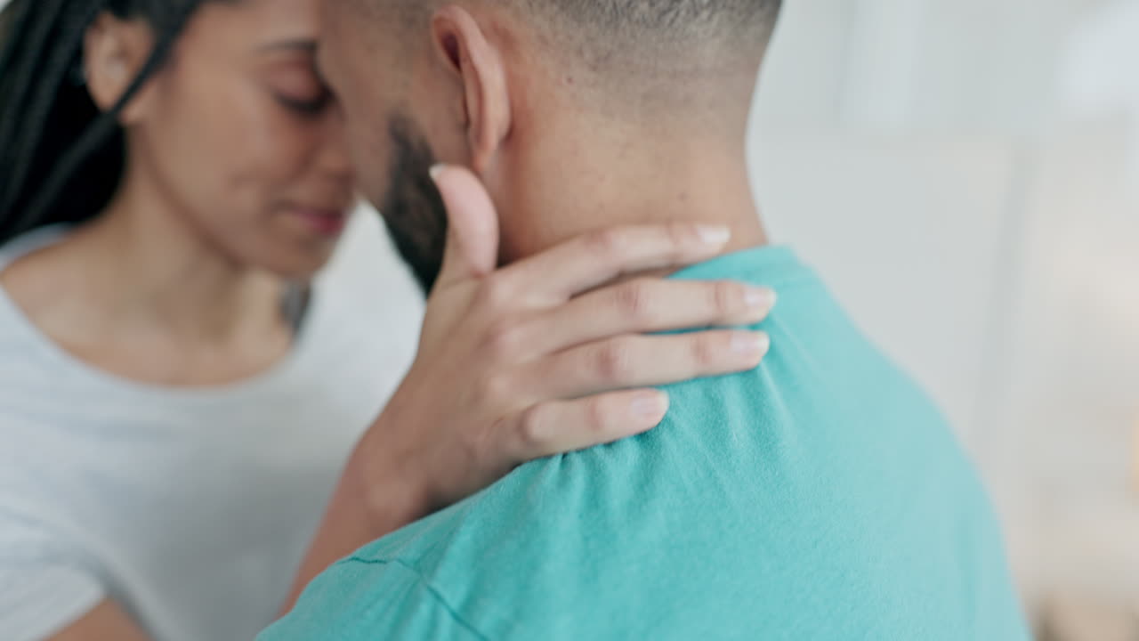 abrazo de pareja y casa con una sonrisa