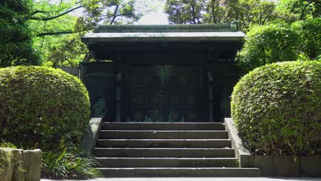 the view of the zojo-ji temple tombs gate