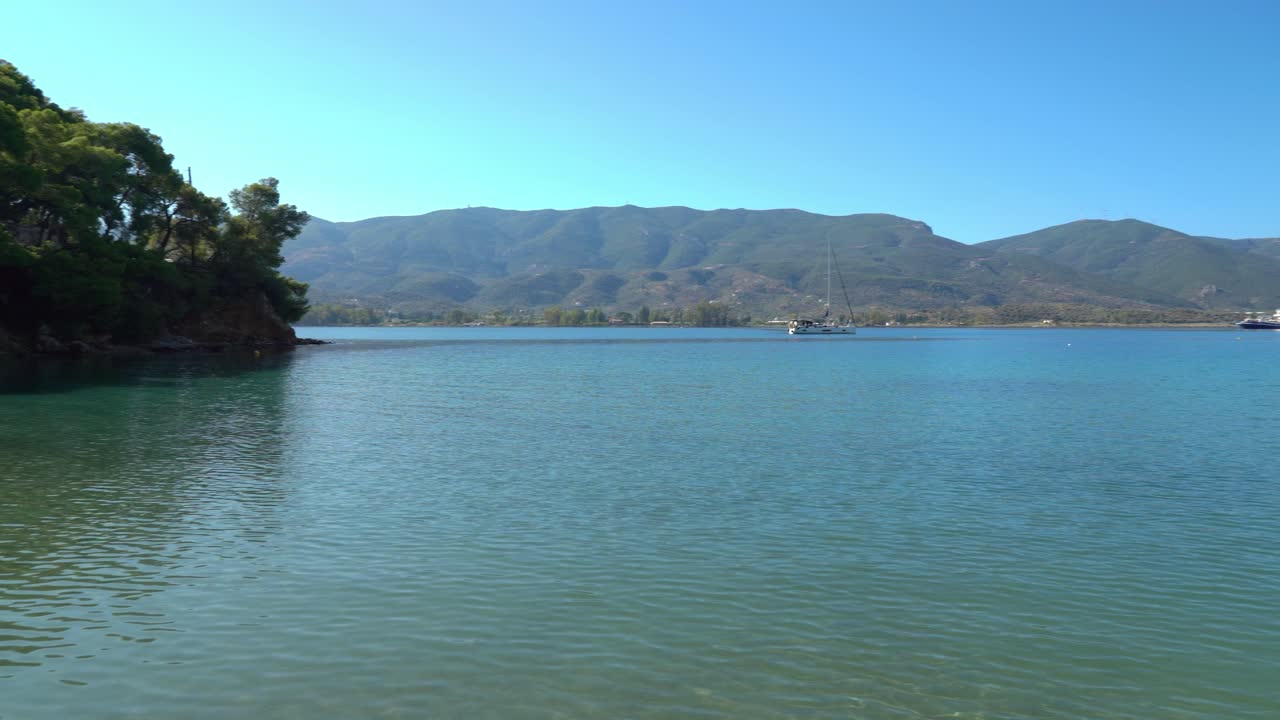 포로스 섬 그리스의 사랑의 만 해변을 항해하는 요트