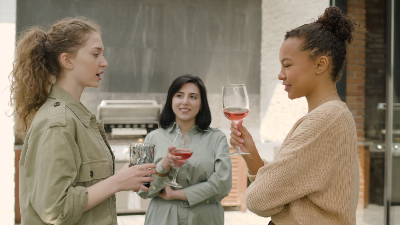 젊은 운동 선수는 체육관에서 운동하는 얼굴 마스크와 역기와 남자를 들어 올립니다