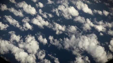 vista aérea del planeta tierra desde la ventana de un avión