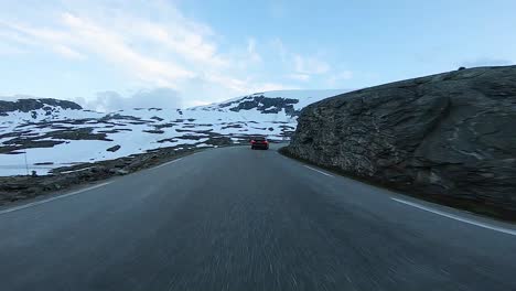 un recorrido panorámico por la campiña noruega siguiendo a otro vehículo
