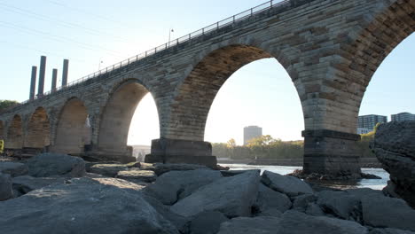 Steinbogenbrücke-Mit-Hintergrundbeleuchtung-Am-Hellen,-Sonnigen-Morgen