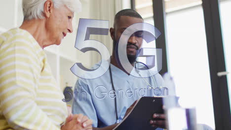 animación de 5g, texto de quinta generación sobre diversos médicos explicando la receta a una mujer mayor