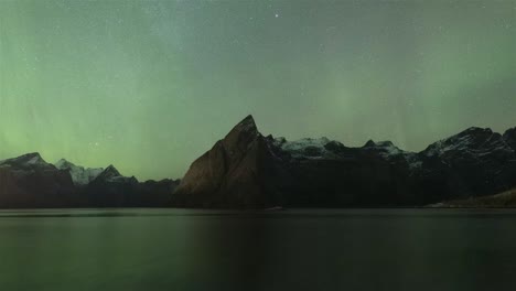 tiempo transcurrido de la espectacular aurora boreal sobre el reinefjord, lofoten